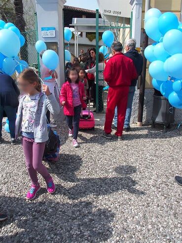 Giornata Mondiale dell’Autismo palloncini blu scuole di Medea