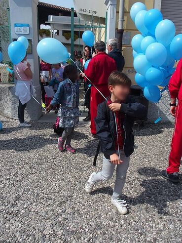 Giornata Mondiale dell’Autismo palloncini blu scuole di Medea