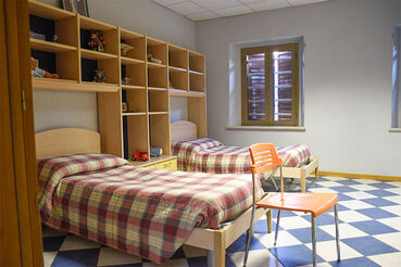 Camera da letto doppia del servizio residenziale