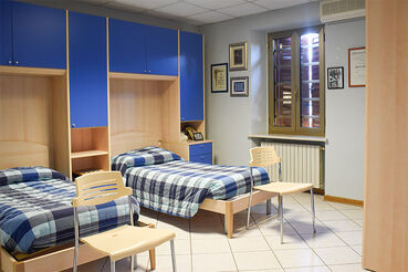 Camera da letto doppia del servizio residenziale