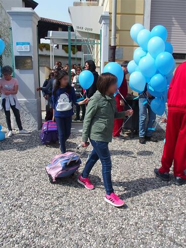 Giornata Mondiale dell’Autismo palloncini blu scuole di Medea