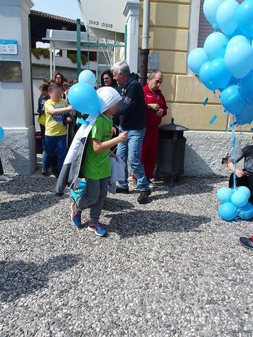 Giornata Mondiale dell’Autismo palloncini blu scuole di Medea