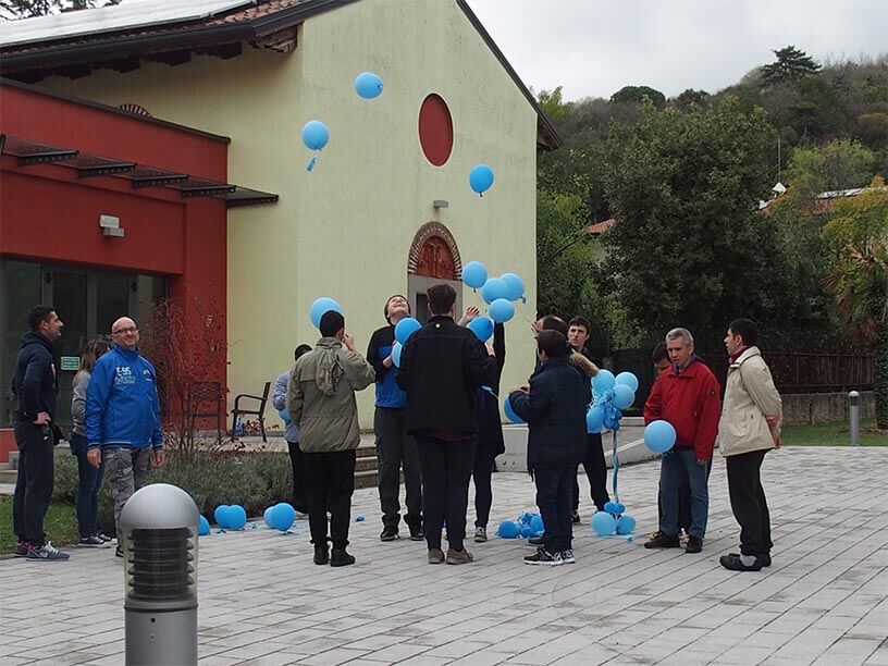 Giornata Mondiale dell’Autismo palloncini blu