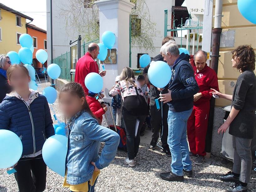 Giornata Mondiale dell’Autismo palloncini blu scuole di Medea
